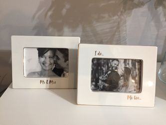 It’s 2 for $20 This Elegant beautiful ceramics picture Frame size for the picture is 4x6 it’s all brand new never use and pick up a Gahanna