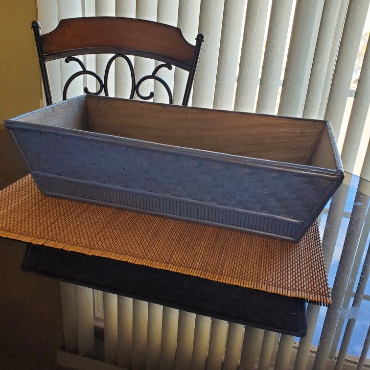 New Pretty Basket In Excellent Condition 