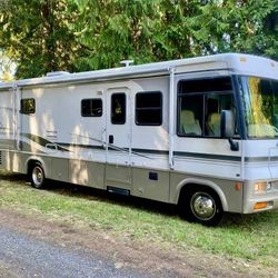 beautiful 2002 Winnebago 