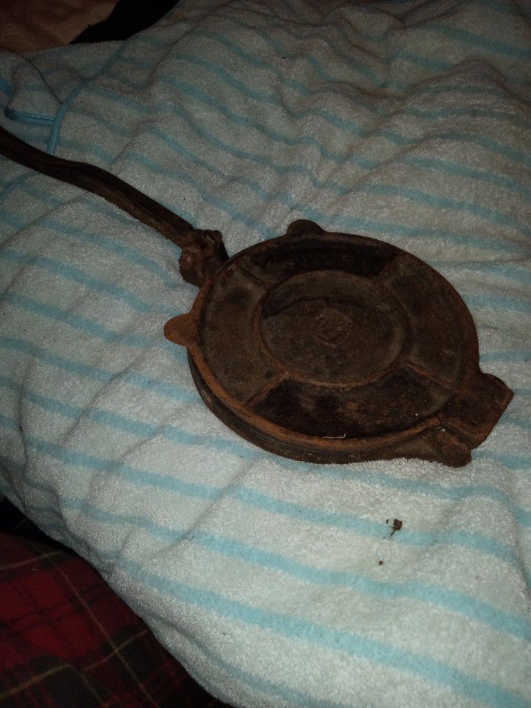  Antique Tortilla Iron. C1 Super