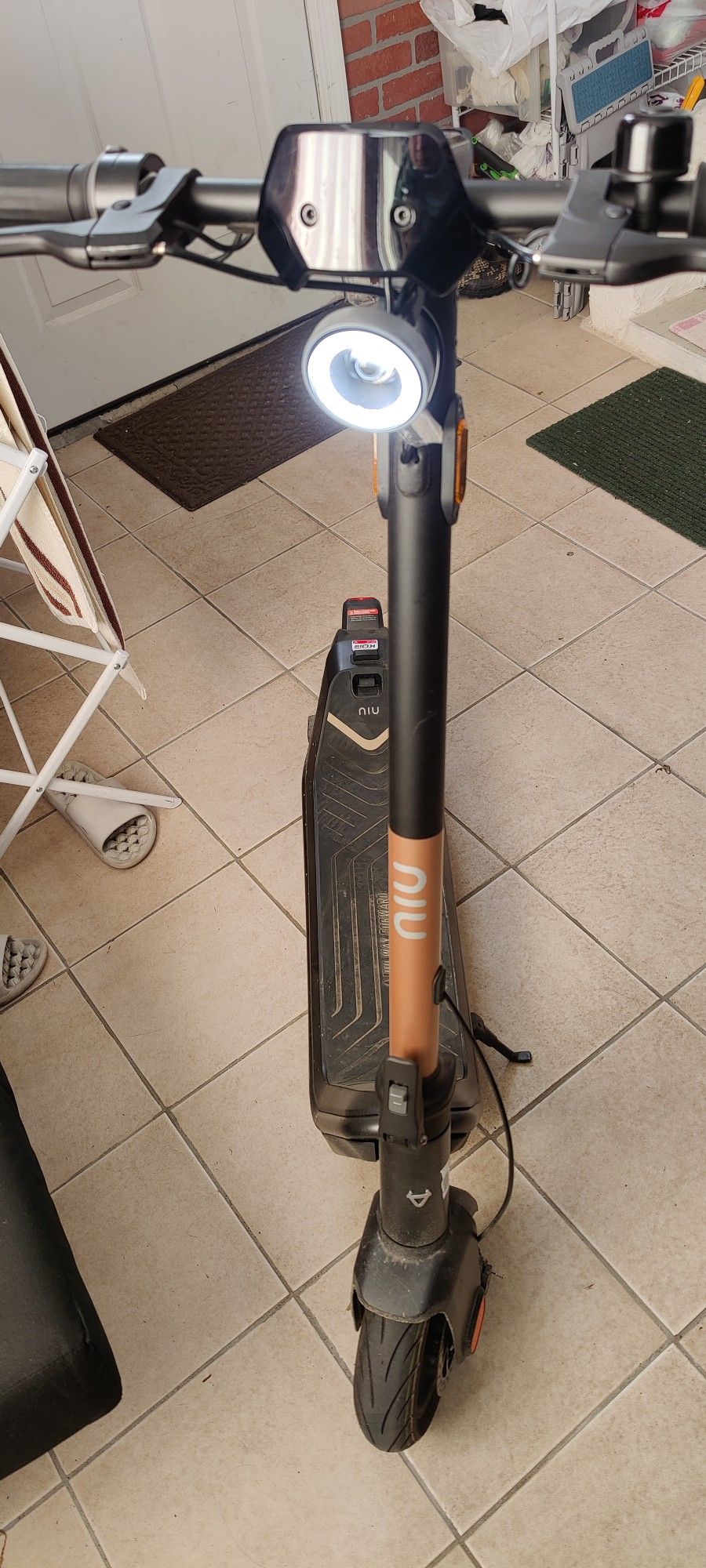 Used NIU - KQi3 Pro Foldable Electric Kick Scooter w/ 31 mi Max Operating Range & 20 mph Max Speed - Rosegold
