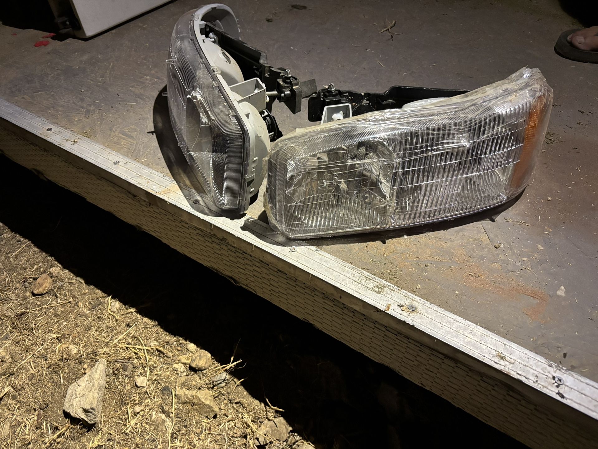 99 to 2006 yukon sierra headlights