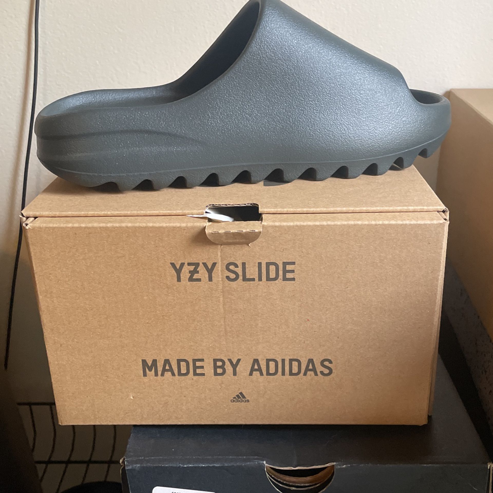 Yeezy Slides (size 7)