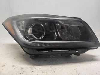 2018 Hyundai Genesis Passenger Side Headlight