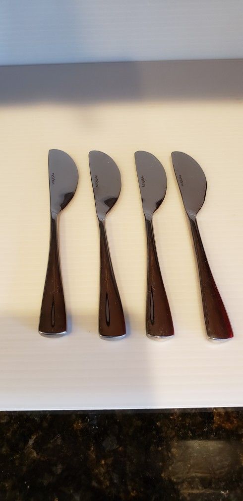 Set of 4 Mikasa Butter Knives
