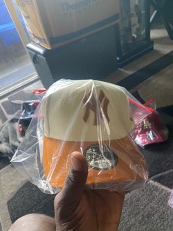 Gold Yankeees hat