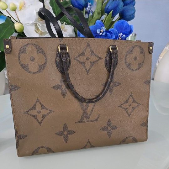 Monogram Giant Reverse  OnTheGo MM .