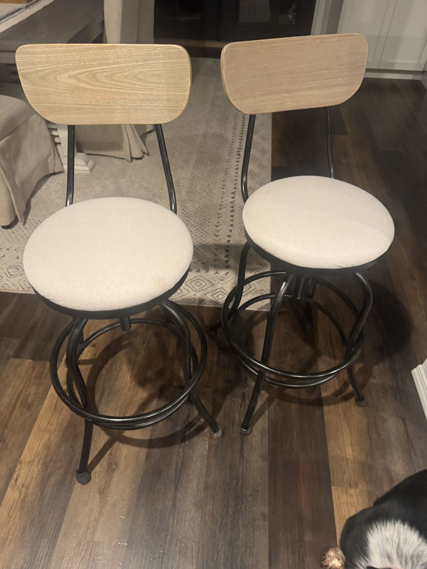 Counter height, stools that swivel