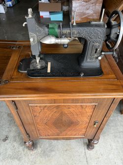Vintage White Sewing Machine In Nice Cabinet 