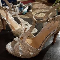 Very Nice Pair Ladies Sparkly Silver High Heeled Spiked heel Dress Shoe 
