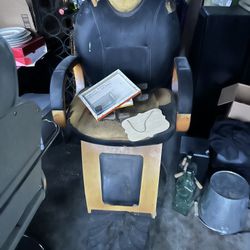 Good Barber Chair. Needs Skin. Works Fine. 
