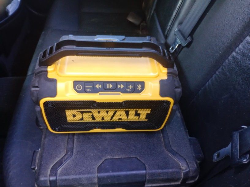 DeWalt Bluetooth Speaker / With 20v Battery
