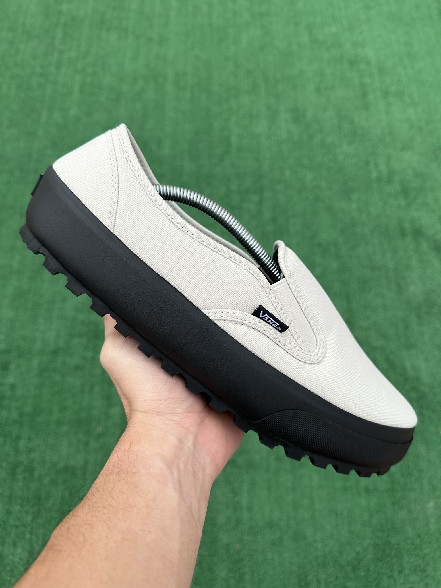 VANS SNOW LODGE SLIPPER “BIEGE / BLACK” (Size 12, Men’s)