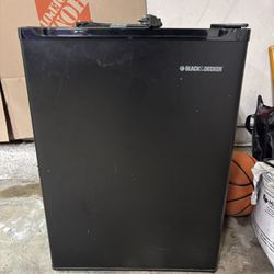MINI FRIDGE 