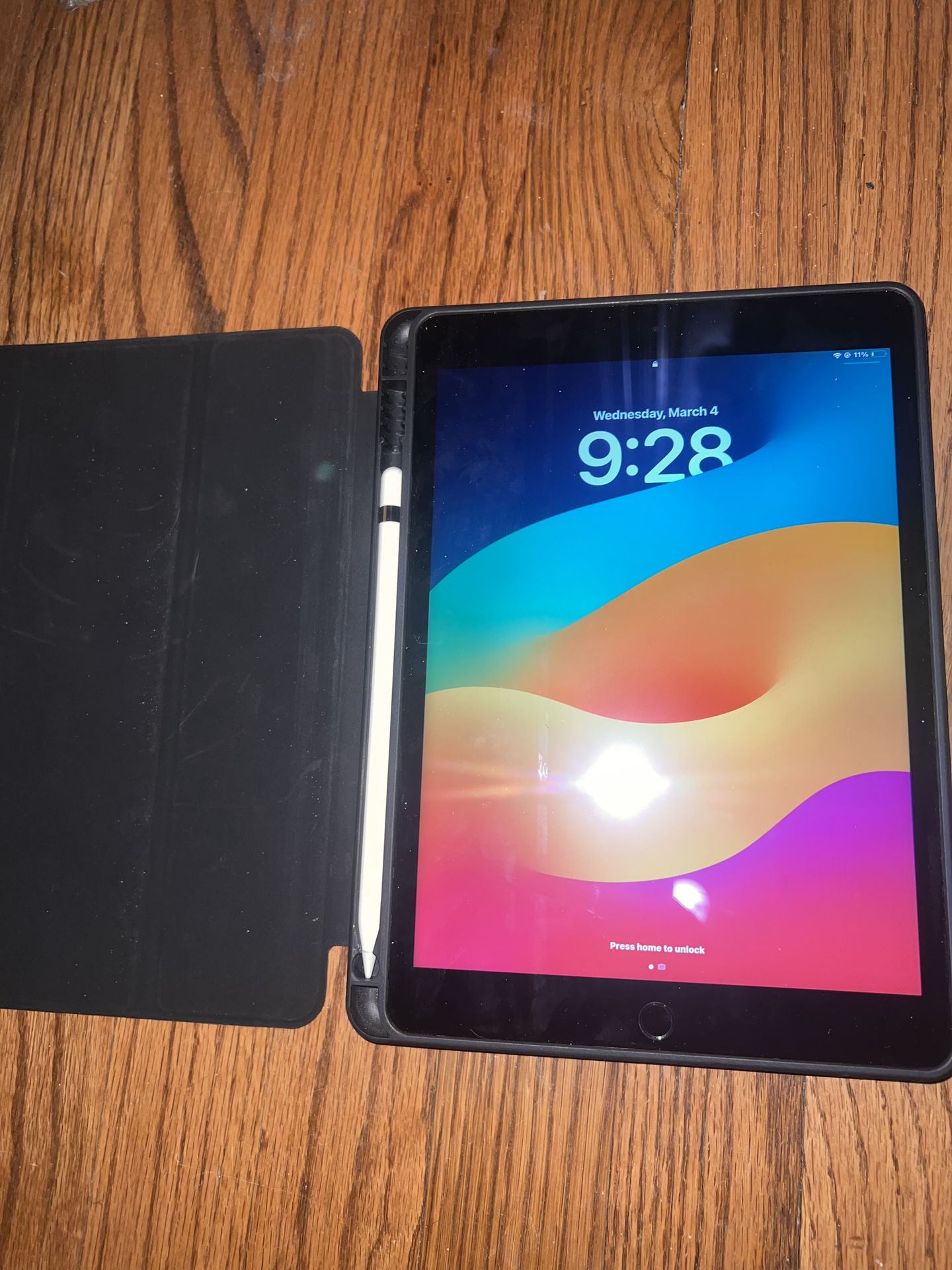 10.2 inch, 9th gen iPad. W/ pencil 1st gen included