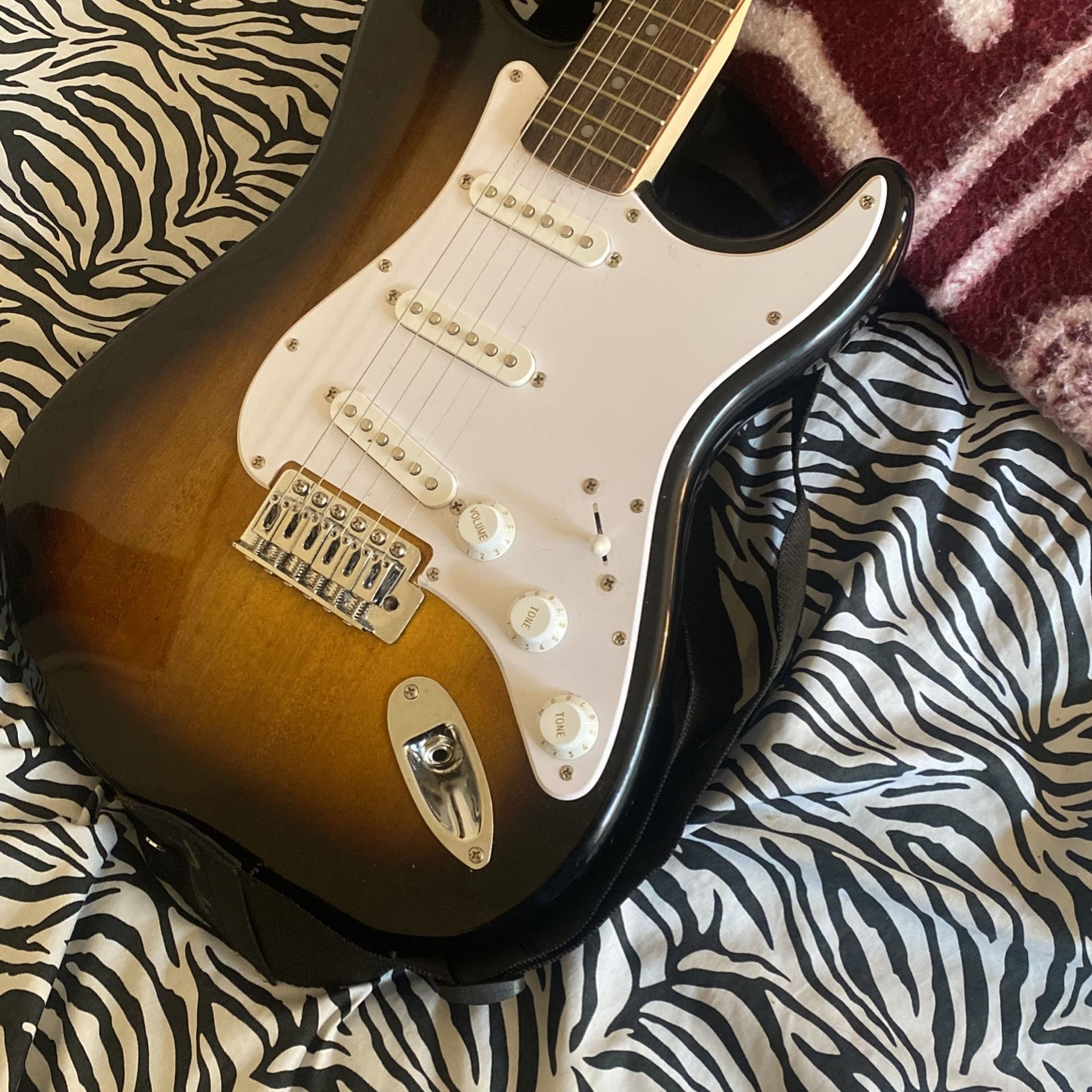 Squier Stratocaster LimitedEdition Electric Guitar Pack With Squier Frontman 10G Amp 3Color