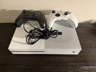 XBOX One Console Plus 2 Remote Controllers