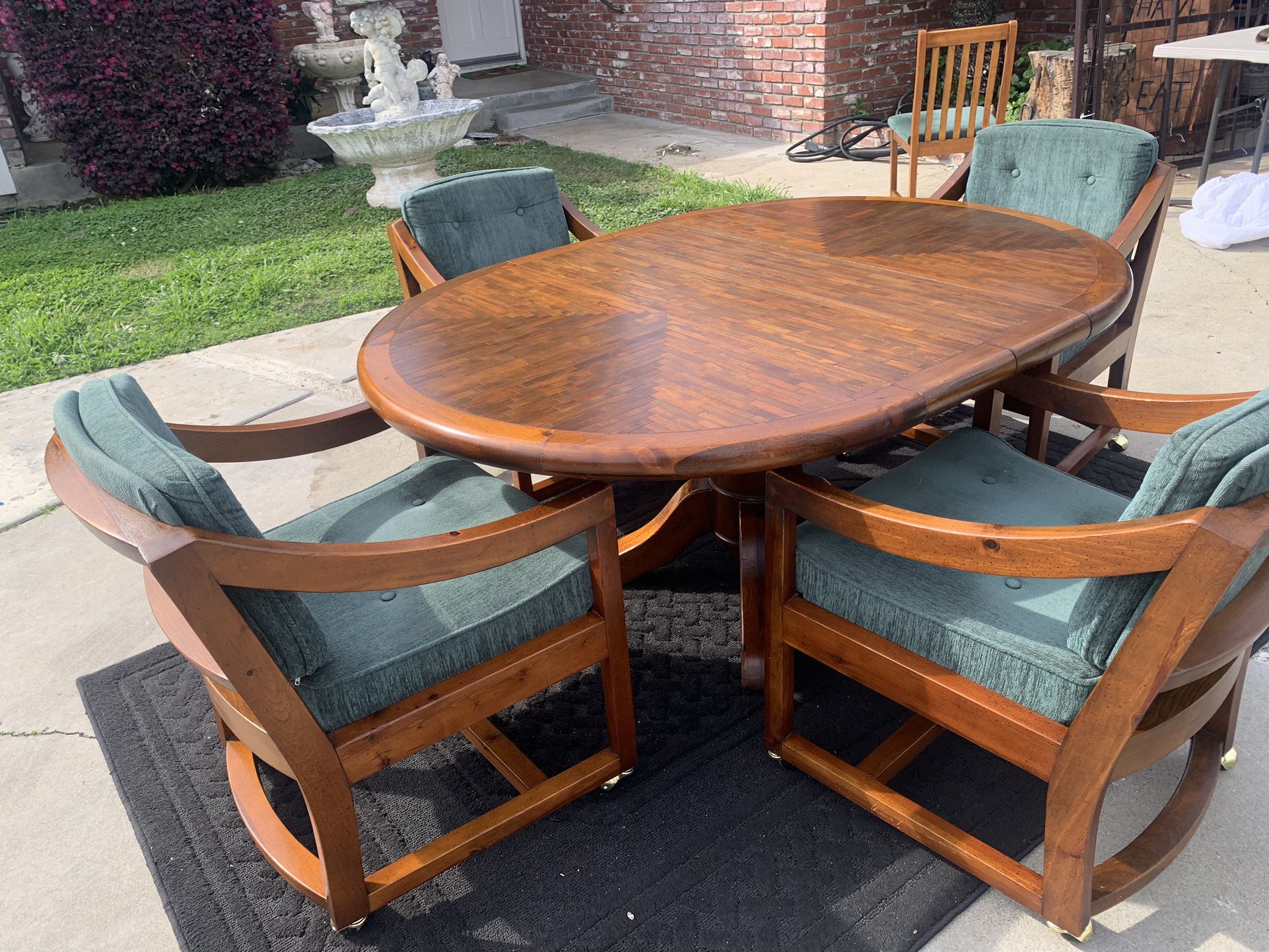 Vintage Dining Room Table /Chairs
