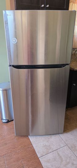 LG top/bottom fridge and freezer
