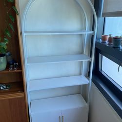 White shelf / bookshelf