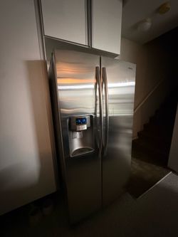 Samsung refrigerator in excellent condition