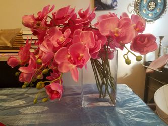 Stunning Glass Vase & Flowers