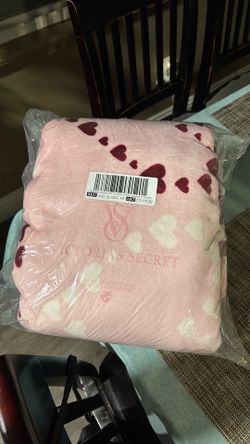 NEW VICTORIA SECRET SHERPA BLANKET