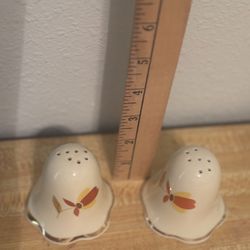 Halls Salt And Pepper Shakers In Excellent Condition 