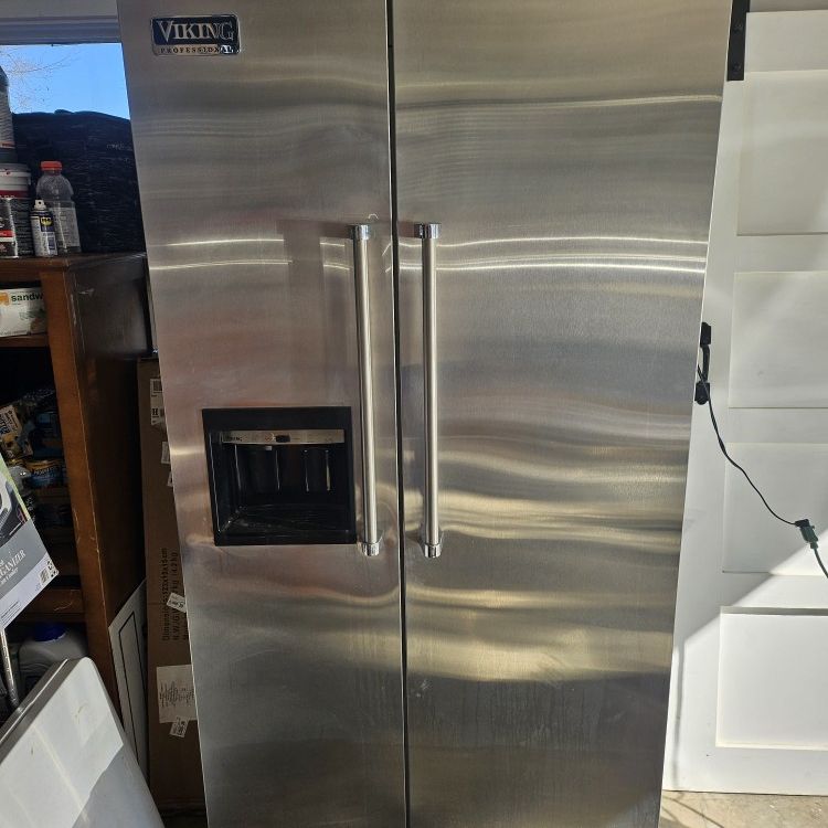 Viking Refrigerator Model VCSB423DSS