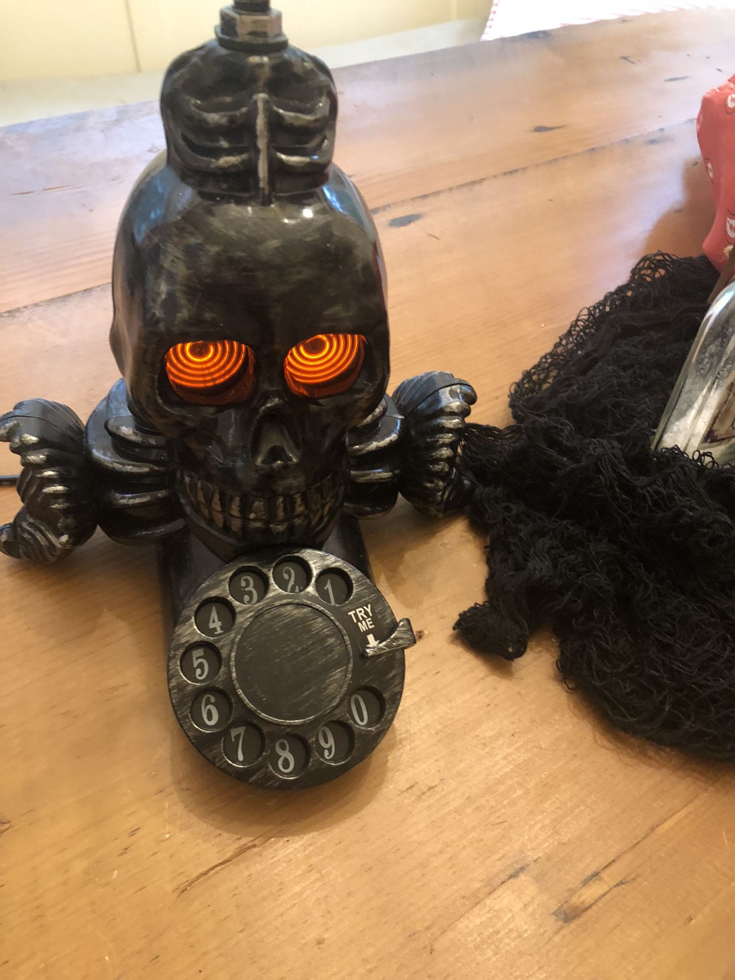 Halloween Skull Phone /EYES LITE UP/Says Scary Phrases