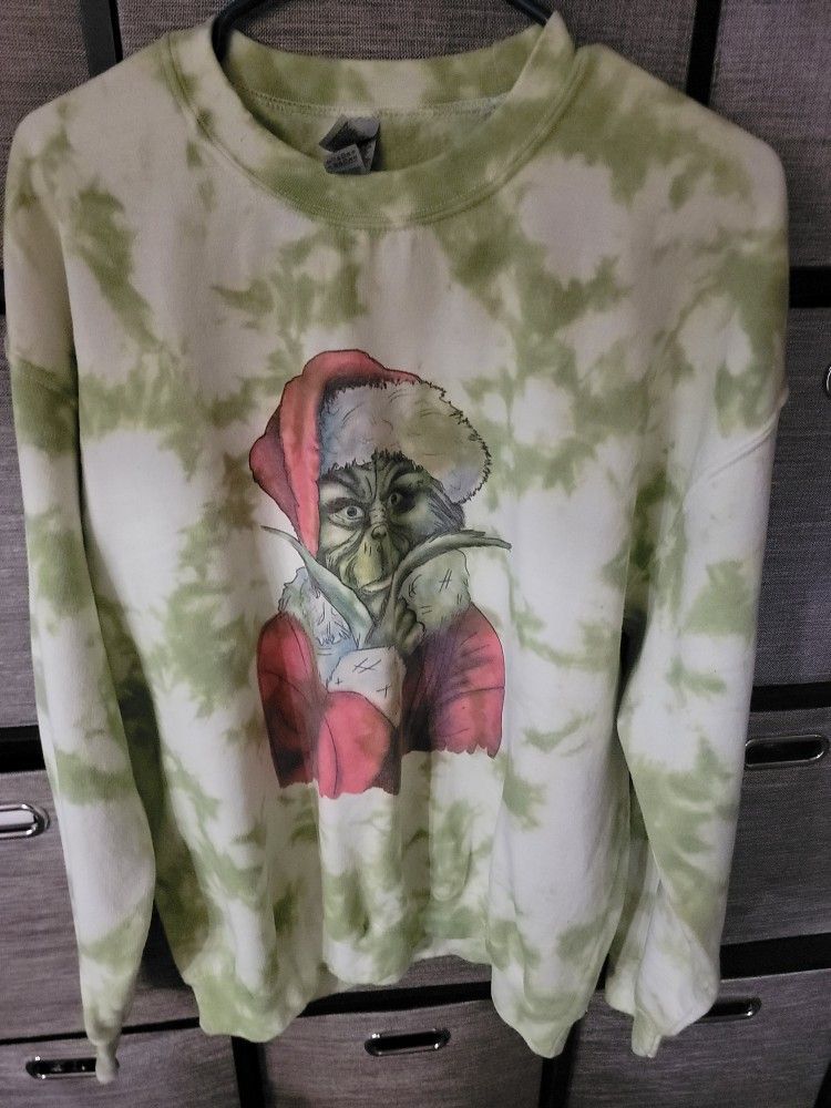 PULLOVER GRINCH SWEATSHIRT SIZE LARGE IN GREAT CONDITION