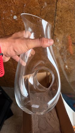 Elegant Modern Glass Wine Decanter – Sculptural Design