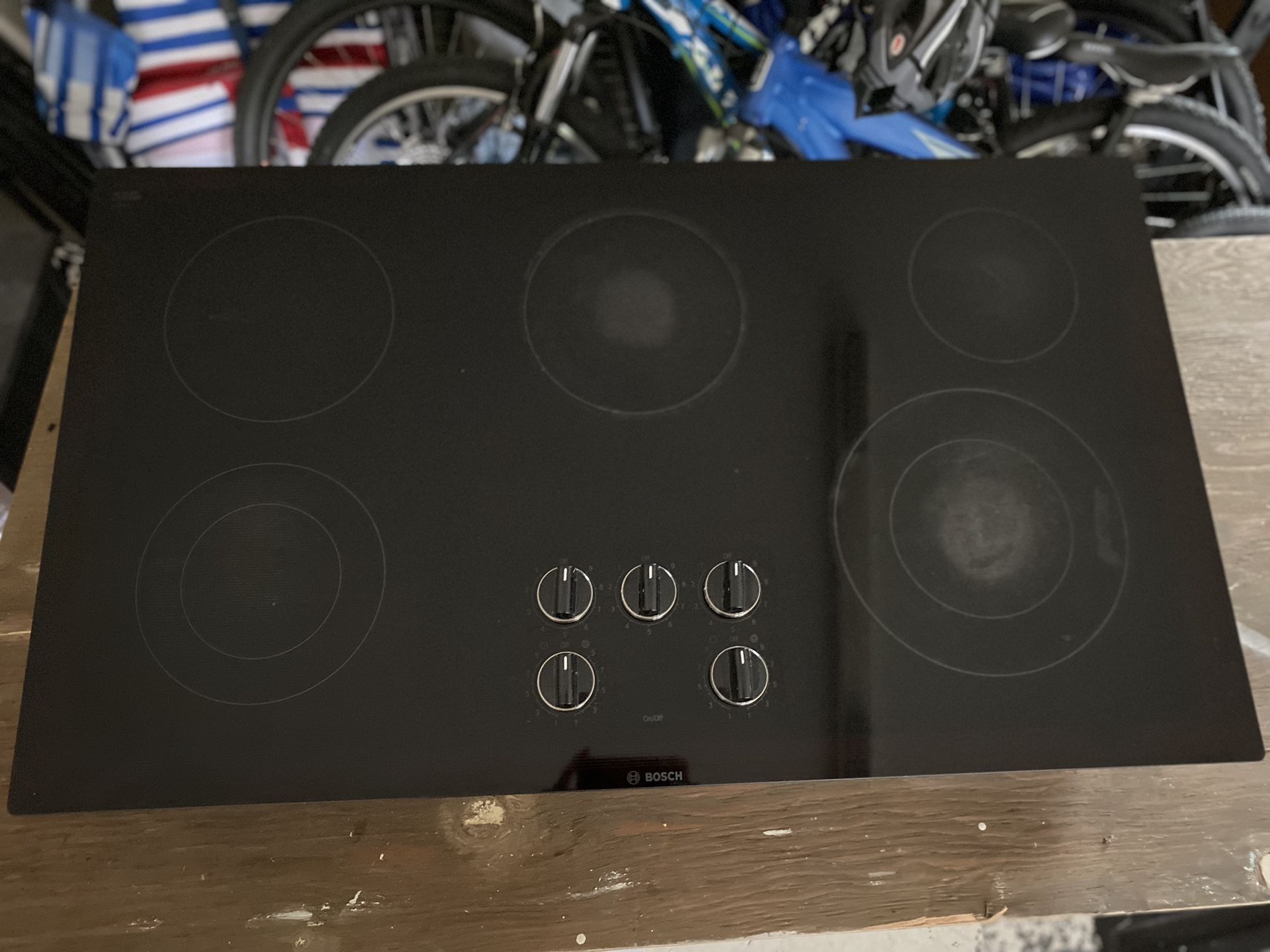 36” Bosch Cooktop With Down Draft Vent Hood