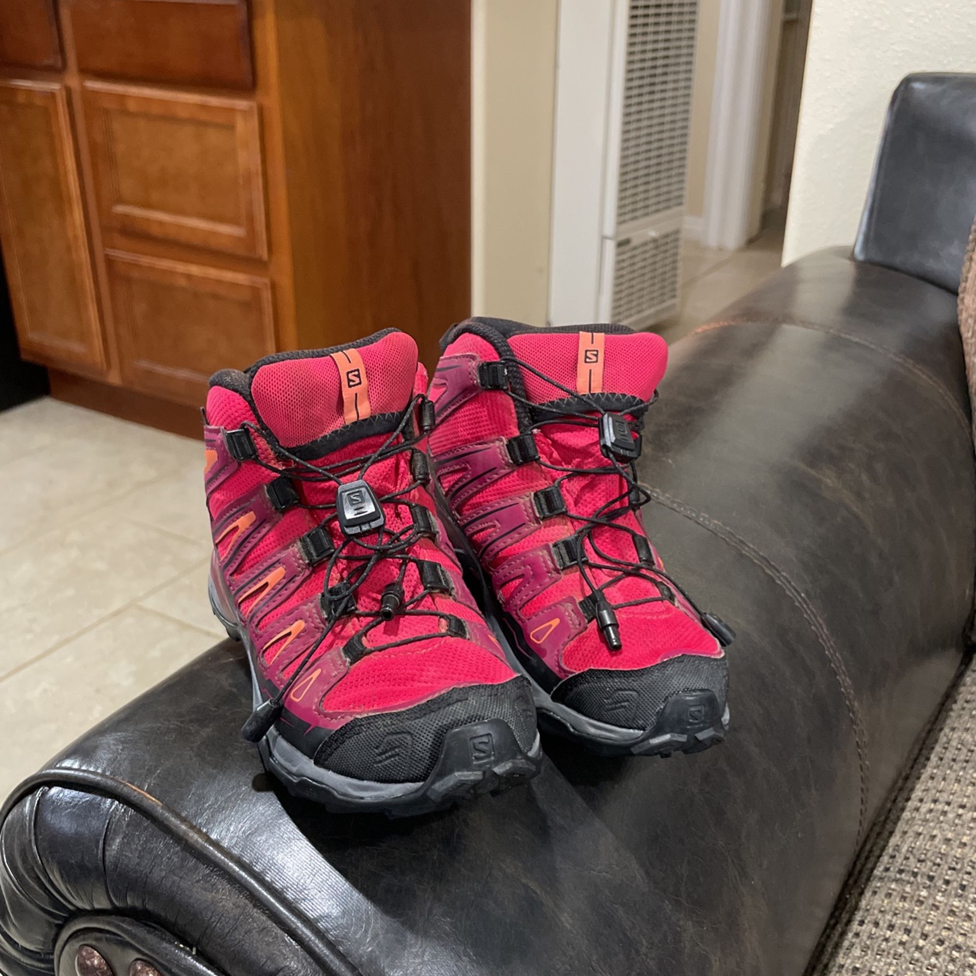 Size 1.5 US Kids Salomon Hiking Boots.