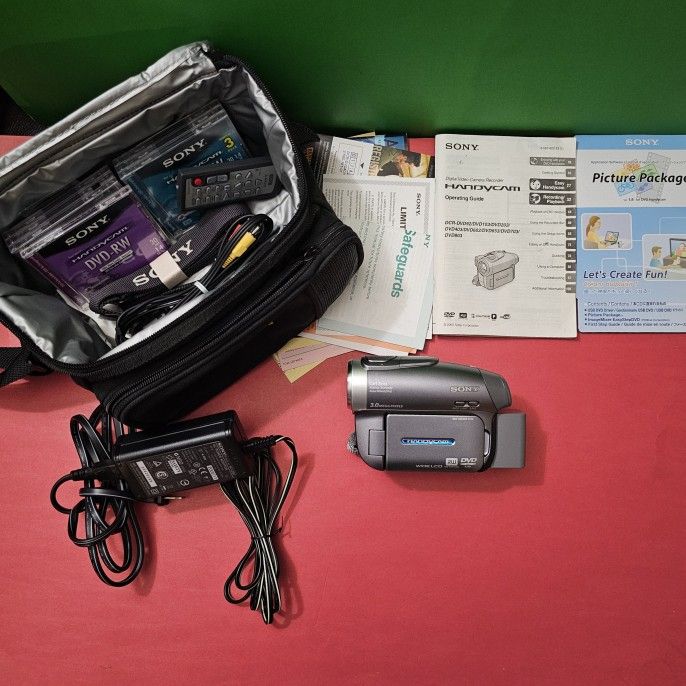 Sony Handycam DCR-DVD403 Digital Video Recorder 120x 3.0 Mega Pix + Extras