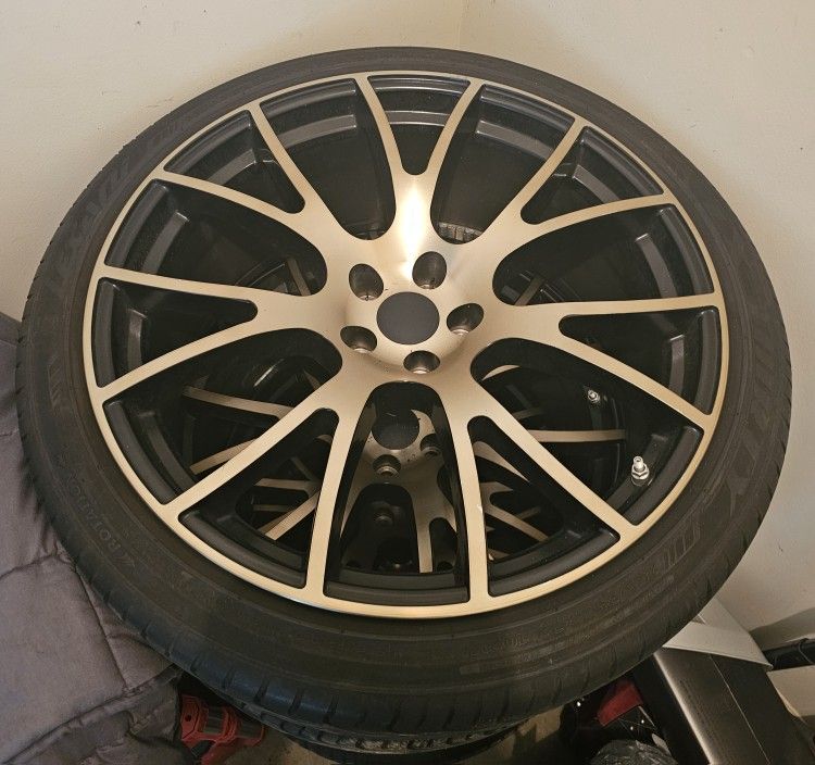 22x9.5 5x115 18 Offset Rims / Lexani 265 35 22 Tires