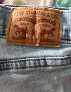 Women’s Levi’s Classic Capri. Size 14 (Johnstown Ohio)