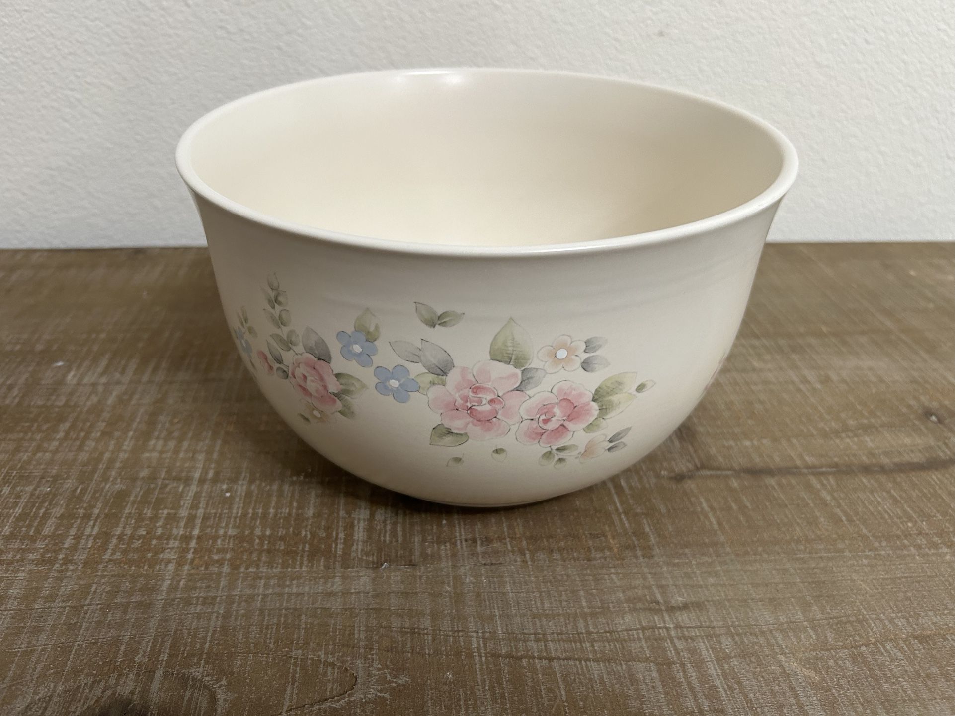 Pfaltzgraff Tea Rose Large Serving Bowl. Excellent Condition 10” Diameter 8” Tall. Price Firm