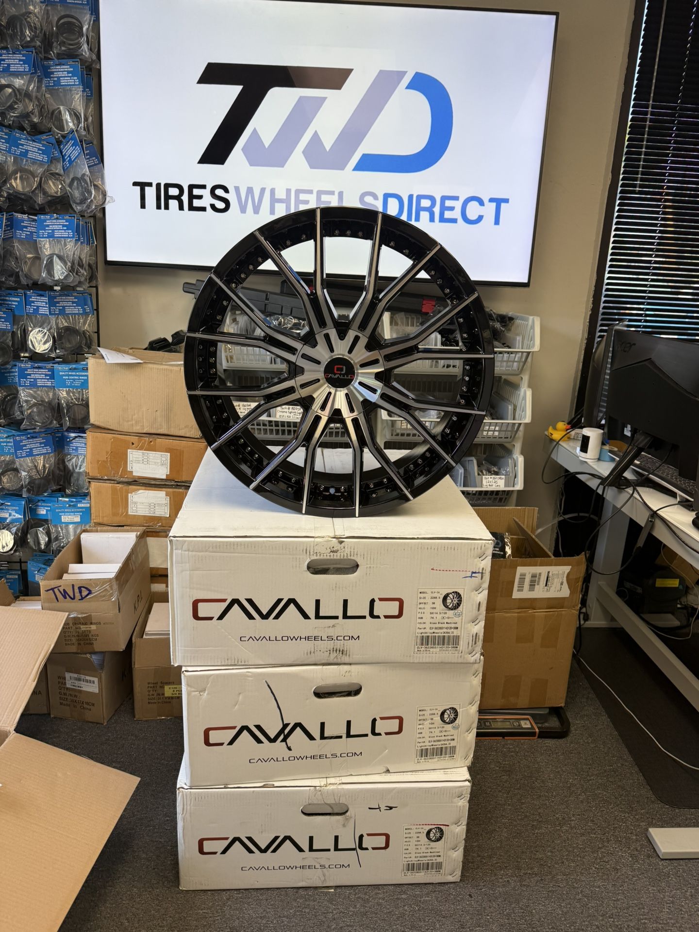 4 Wheels 22" CLV-36 22x8.5 5x114.3 Black 38ET 74.1CB (CLV-36228551143120+38BM)