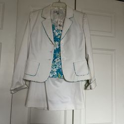 It’s A Beautiful Three Pieces Suit For Women’s In Size 4 The Color Is White And Blue Made ByTAHARI It’s Very Beautiful For Easter  