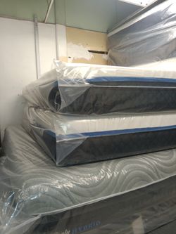 🛌🏾💤💤💤 $209 Brand New Queen Memory Foam Mattress Available $209 🛌🏾💤💤💤