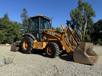 Case Enclosed Skip Loader 570mxt