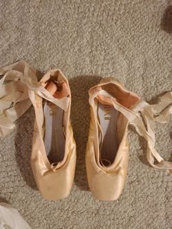Bloch Pointe Shoes (Size 4 1/2 B)