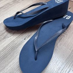 Gap Women’s navy Wedge Flip Flops! (Size 10)