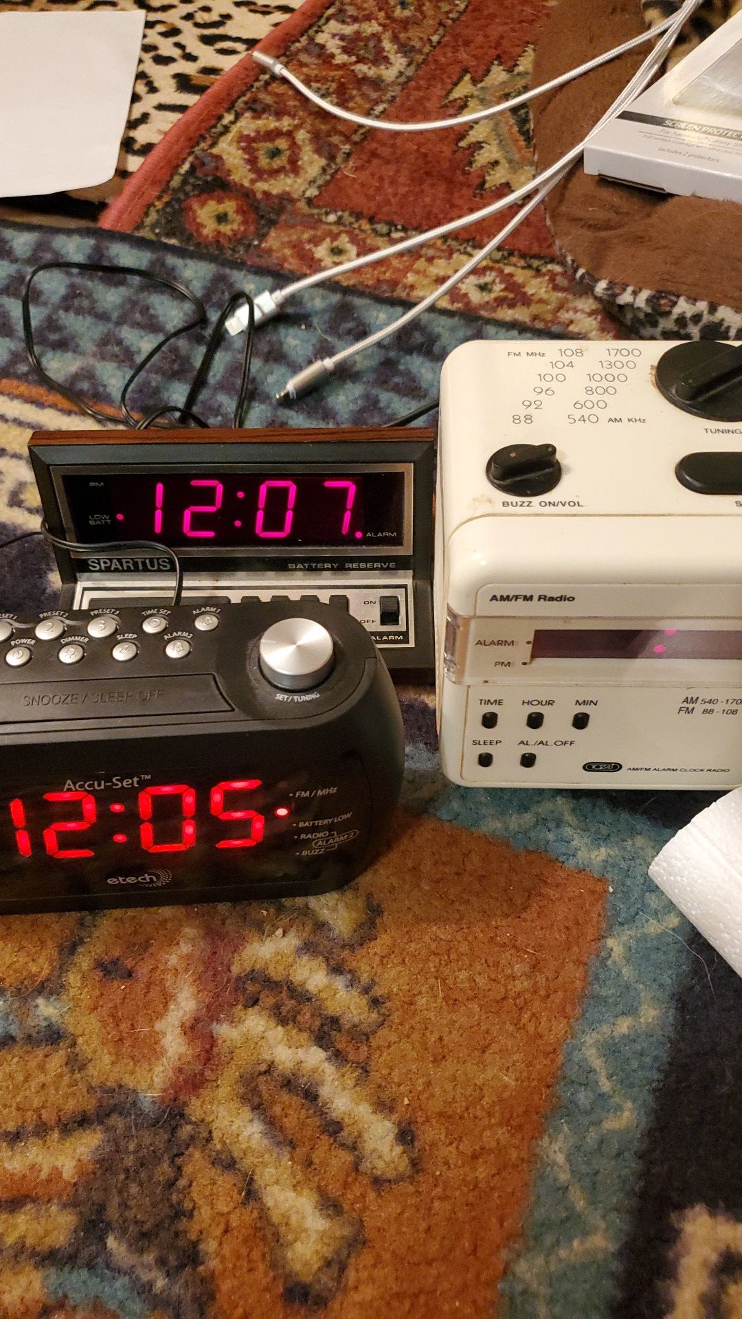 Lot of three alarm clocks
