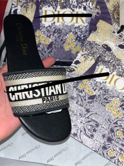 Women’s slides size 7