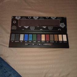 Super Natural Join The Hunt.. EyeShadow Palette