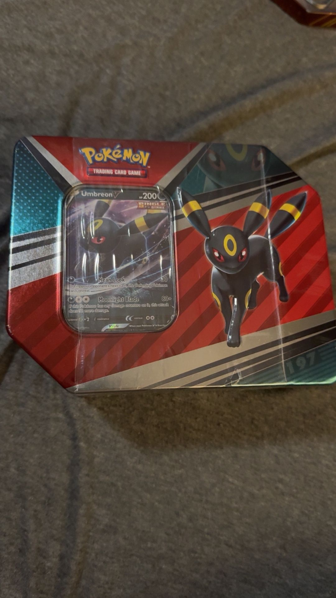 Umbreon V Heroes Tin