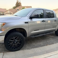 2010 Toyota Tundra CrewMax 4x4 – 5.7 V8 – LOW MILES (94k) – Lifted – Clean Title
