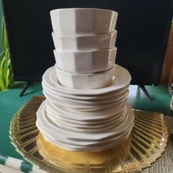 16 Pc White Phalzgraph Dinnerware 